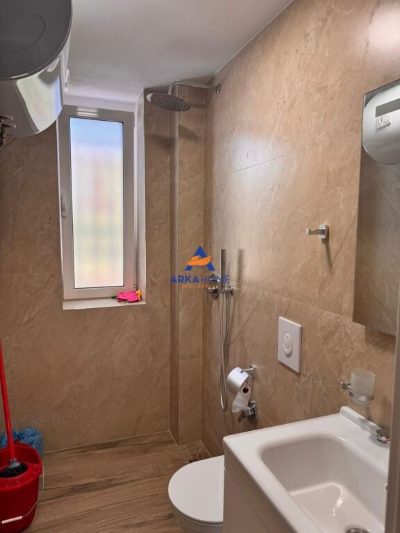 JEPET ZYRË ME QERA 70M2 "21 DHJETORI, PRANE BAR OSLO" 700 EURO