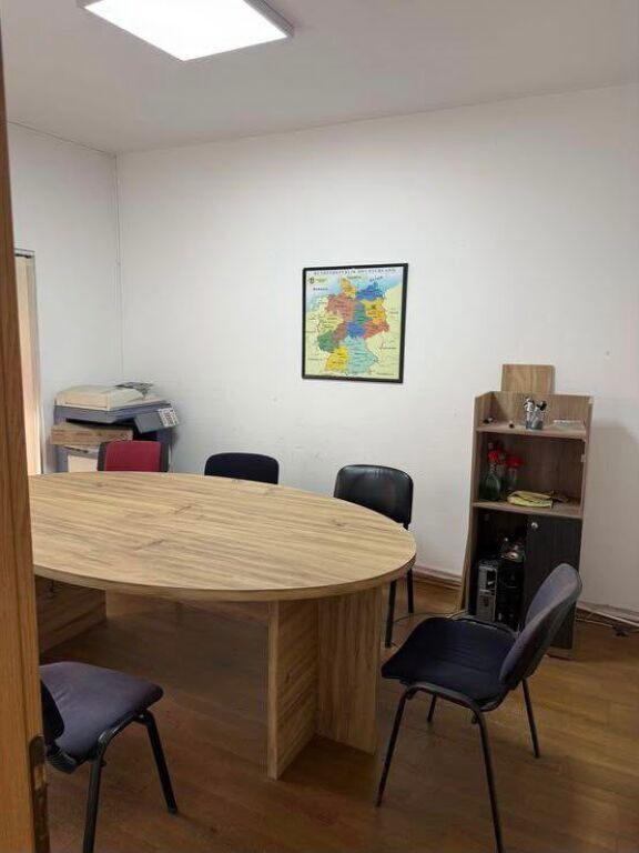 JEPET AMBIENT ZYRE ME QERA 70M2 RRUGA E ELBASANIT