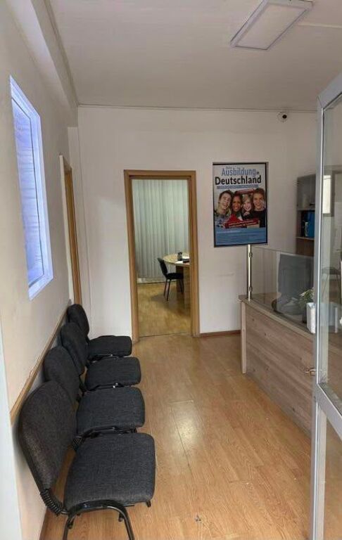 JEPET AMBIENT ZYRE ME QERA 70M2 RRUGA E ELBASANIT