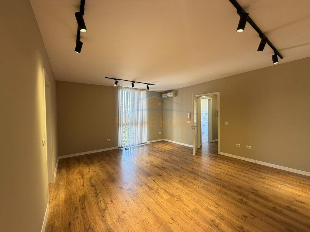 Rent, Business Premises, Former Exhibition, Tirana