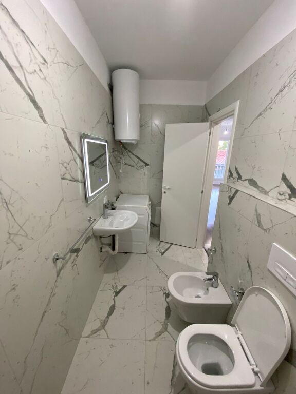 Rruga e Dibres,perballe Ministrise se Mbrojtjes jepet me qera apartament1+1,i mobiluar 50,000Leke     