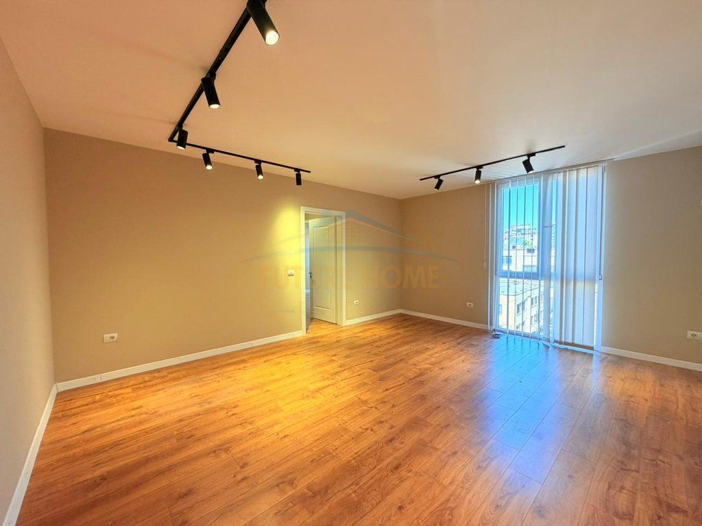 Rent, Business Premises, Former Exhibition, Tirana