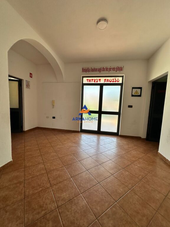 SI AFFITTO EDIFICIO DI 4 PIANI IN "RRUGA ELBASANIT" 50.000 LEKE