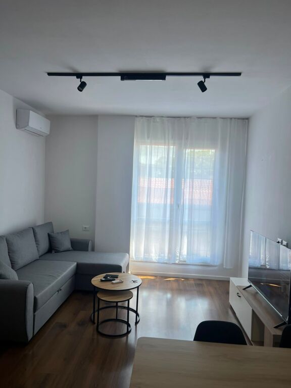 Rruga e Dibres,perballe Ministrise se Mbrojtjes jepet me qera apartament1+1,i mobiluar 50,000Leke     