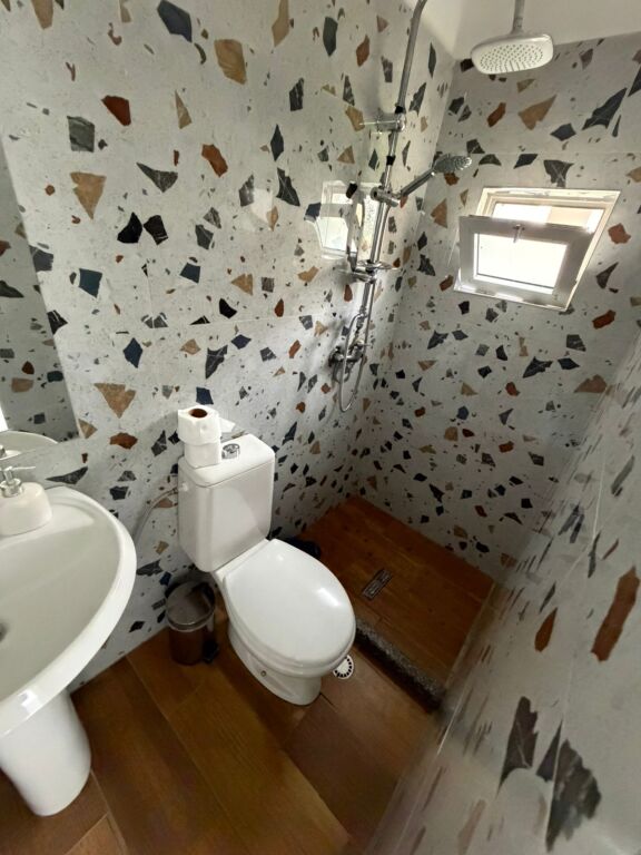 HOTEL FOR RENT 3 FLOORS ELBASANIT STREET 360,000 LEKE FH-78609