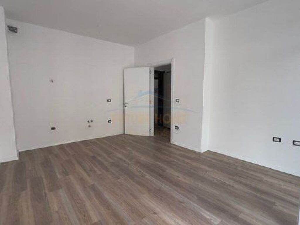 Shitet, Apartament 1+1, Sauk.