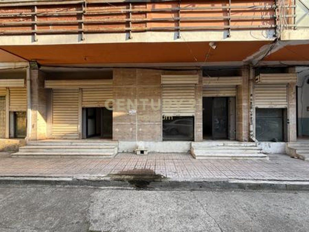 VENDESI 4 AMBIENTI COMMERCIALI A ALI DEMI – IDEALI PER INVESTIMENTO!