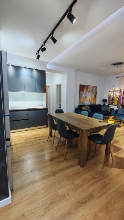 Apartament 2+1 per qira tek Komuna e Parisit.