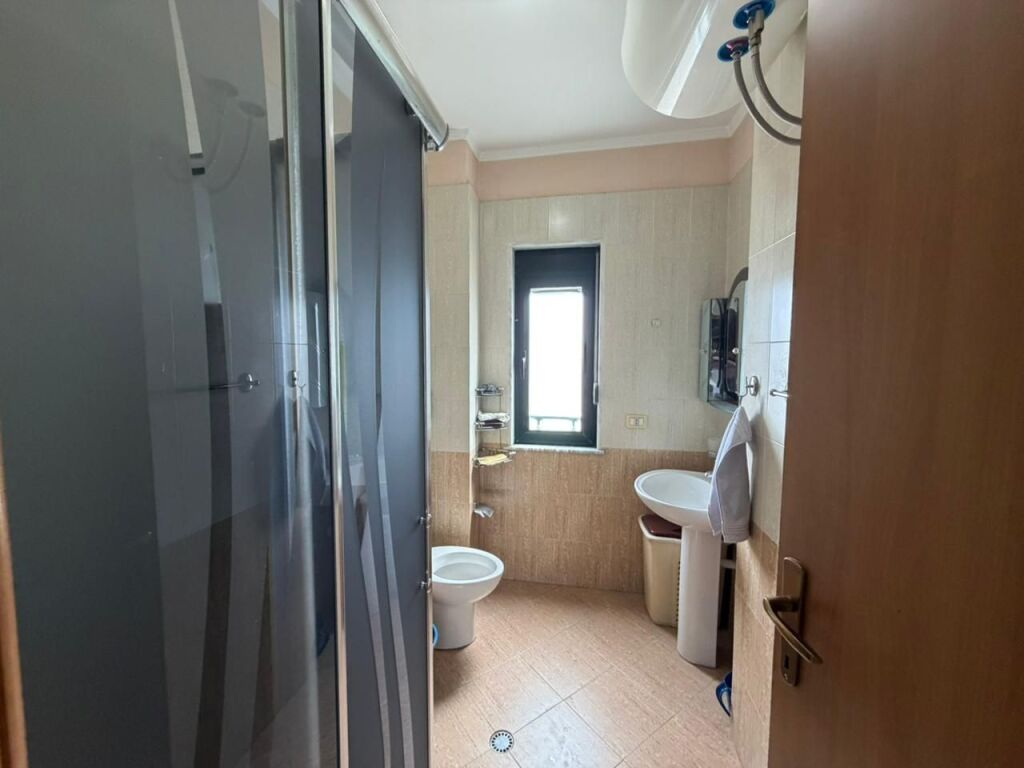 Shitet apartament 3+1+2 me 2 ballkone pranë Pallatit të Sportit,Durres