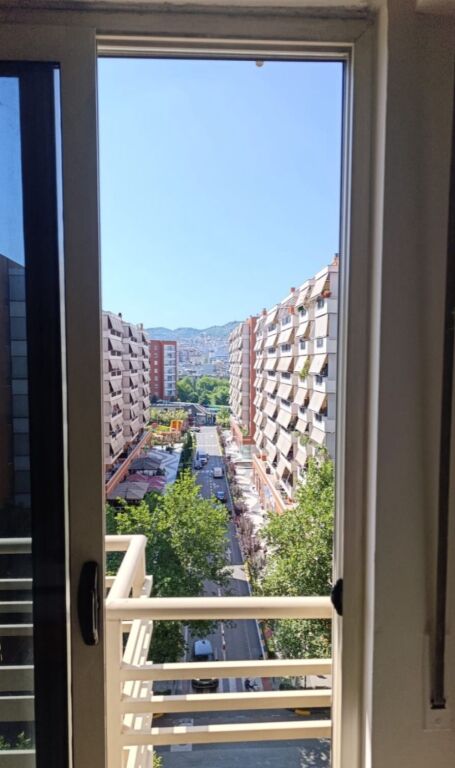 Jepet me qira apartament 1+1 tek rruga e Kavajes tek pasticeri Nela 500 mije leke te vjetra