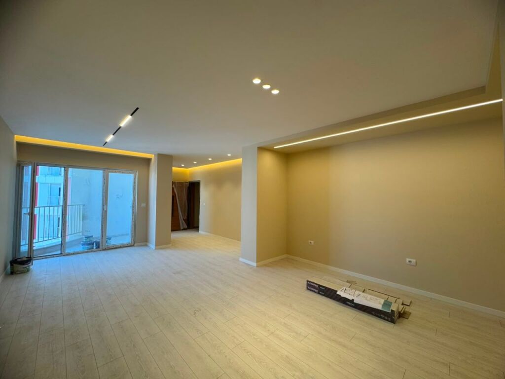 Shitet apartament 3+1+2 – Zogu i Zi (Kompleksi Sinani) !