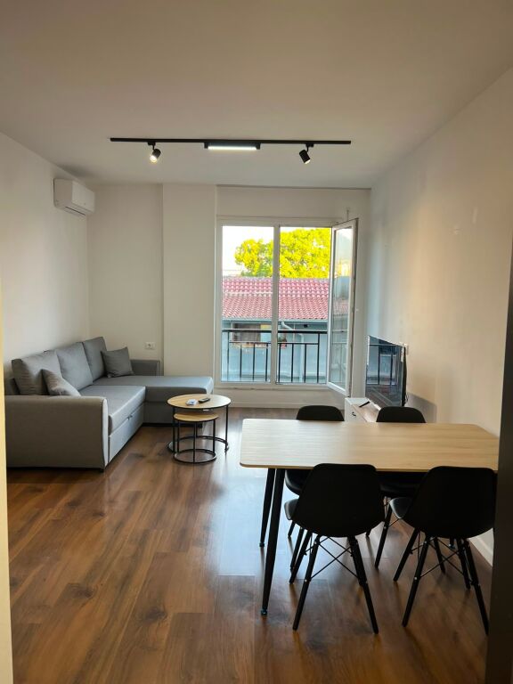 Rruga e Dibres,perballe Ministrise se Mbrojtjes jepet me qera apartament1+1,i mobiluar 50,000Leke     