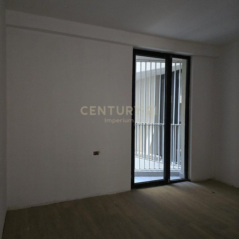 Apartament 2+1+2 me vend parkimi për qira – Ideal për zyra/ biznese të ndryshme