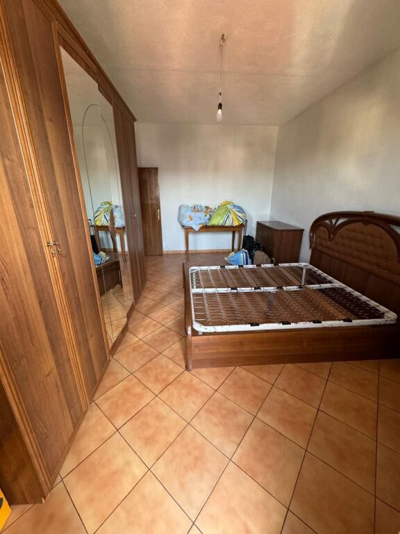 🏢Laprake, behind the Military Hospital, a 2+1 apartment, furnished, 45,000 Leke, is for rent.