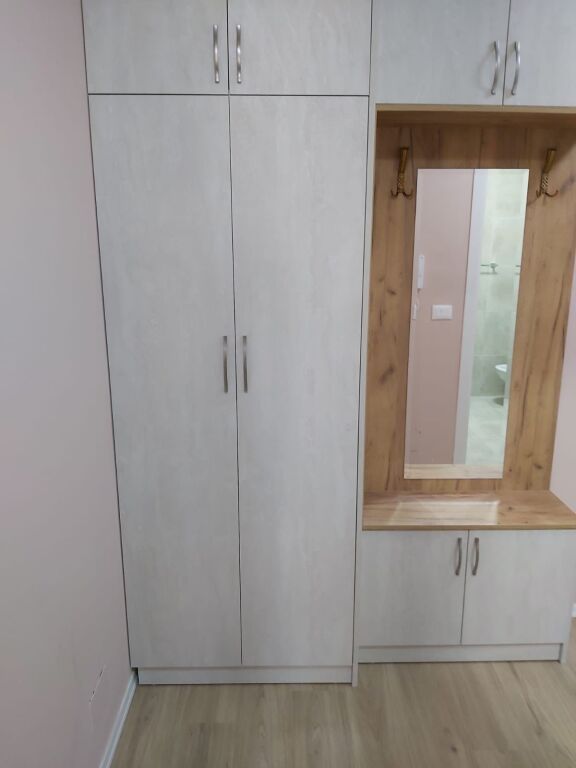 JEPEN ME QIRA: APARTAMENT 1+1   NË XHAMLLIK (SHESHI SHTRAUS)
