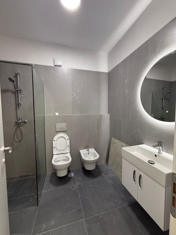 Apartament 2+1 per qera rruga 5 maj