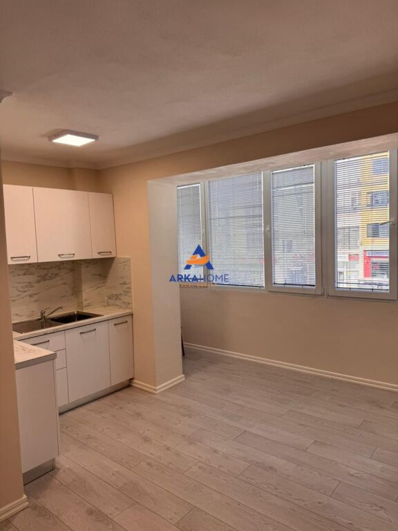 JEPET ZYRË ME QERA 70M2 "21 DHJETORI, PRANE BAR OSLO" 700 EURO