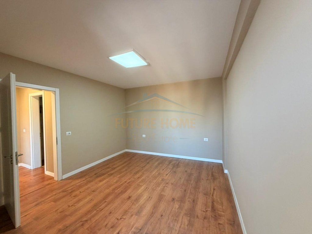 Rent, Business Premises, Former Exhibition, Tirana