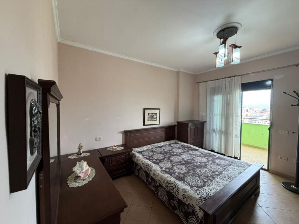 Shitet apartament 3+1+2 me 2 ballkone pranë Pallatit të Sportit,Durres