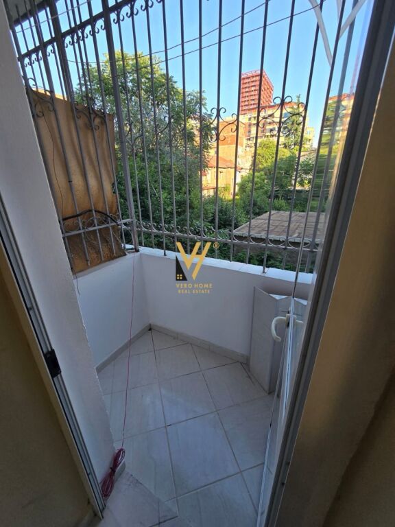 JEPET GARSONIERE 40 M2 ME QERA TE MOZAIKU TIRANES 50.000 LEKE