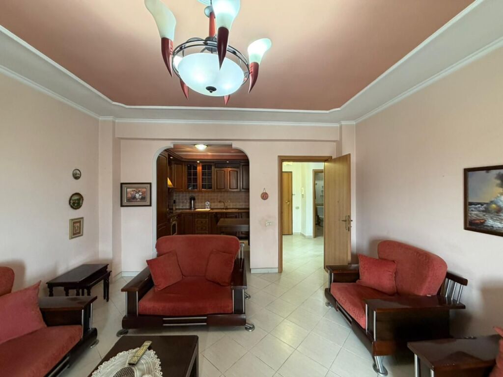 Shitet apartament 3+1+2 me 2 ballkone pranë Pallatit të Sportit,Durres