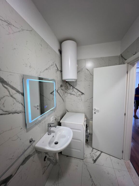 Rruga e Dibres,perballe Ministrise se Mbrojtjes jepet me qera apartament1+1,i mobiluar 50,000Leke     