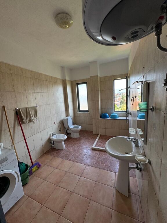 🏢Laprake, behind the Military Hospital, a 2+1 apartment, furnished, 45,000 Leke, is for rent.
