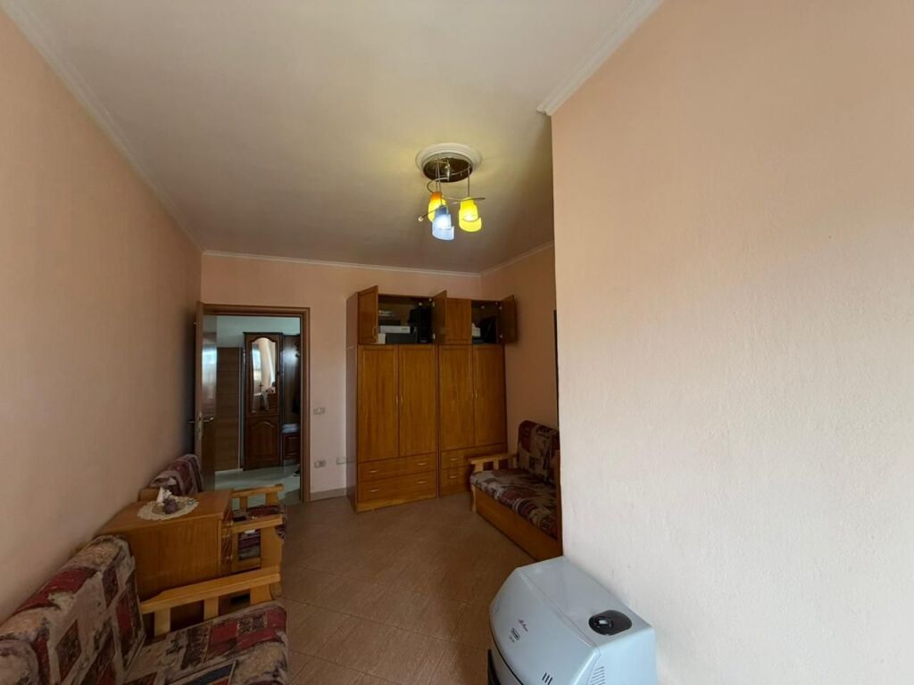 Shitet apartament 3+1+2 me 2 ballkone pranë Pallatit të Sportit,Durres