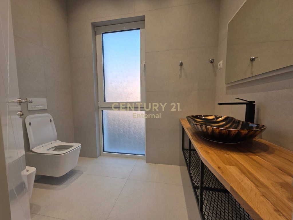 Villa su due piani in affitto a Fresk