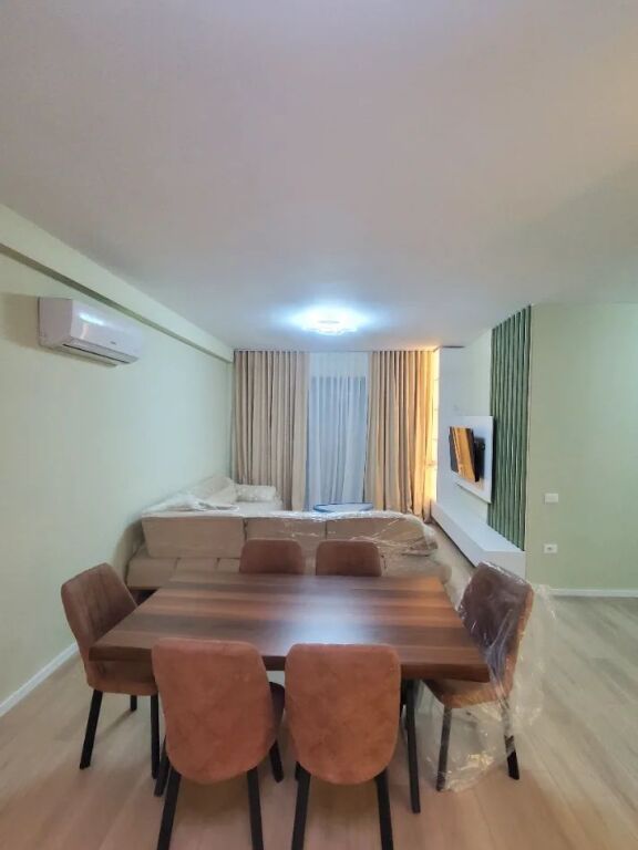 Prane Radissonit, tek Liqeni i Thate , jepet me qera apartament 2+1+2+post parkimi,