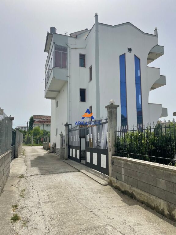 JEPET APARTMENT ME QERA 2+1+VERAND "QTU" 35.000 LEKE