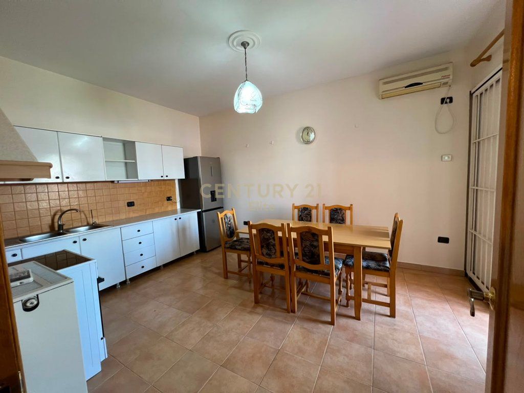 Jepet me qira apartament 2+1+2 ne Porcelan kat i dyte i nje vile! 550 € /Muaj
