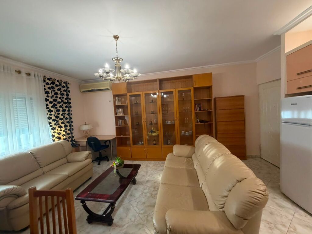 Jepet me qera 1+mobiluar ashensor Komuna Parisit  500 eu