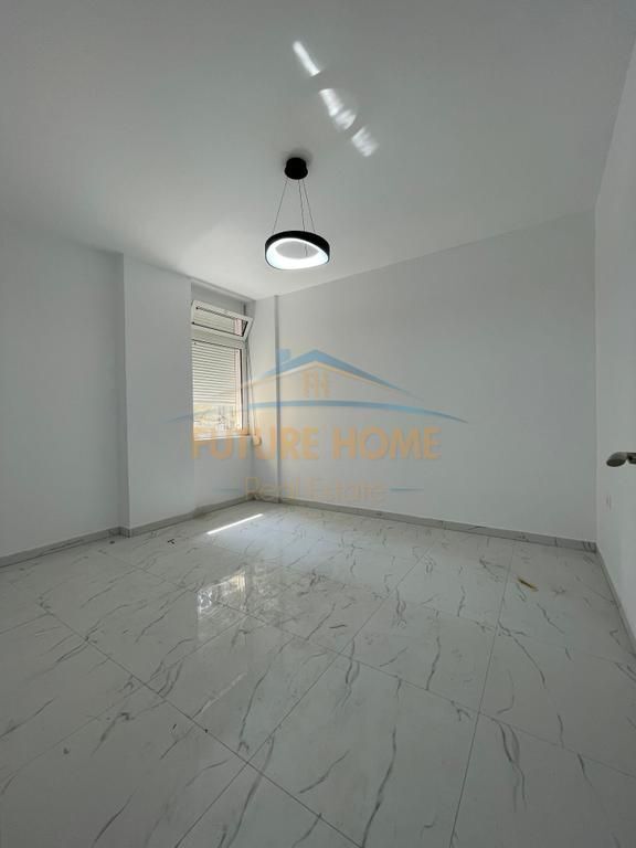 Affitto, Locale Commerciale, Comune di Parigi, Tirana. 800 €