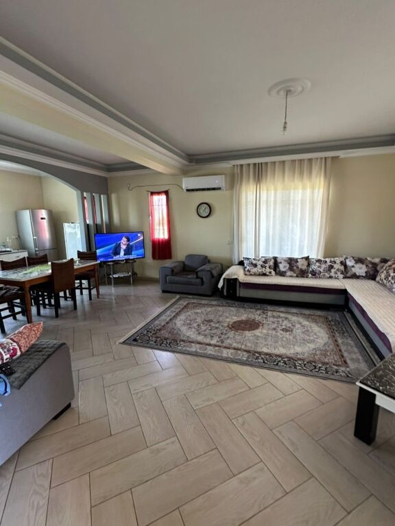 🏡 **Vilë 2-Katëshe për Shitje pranë Univers City**