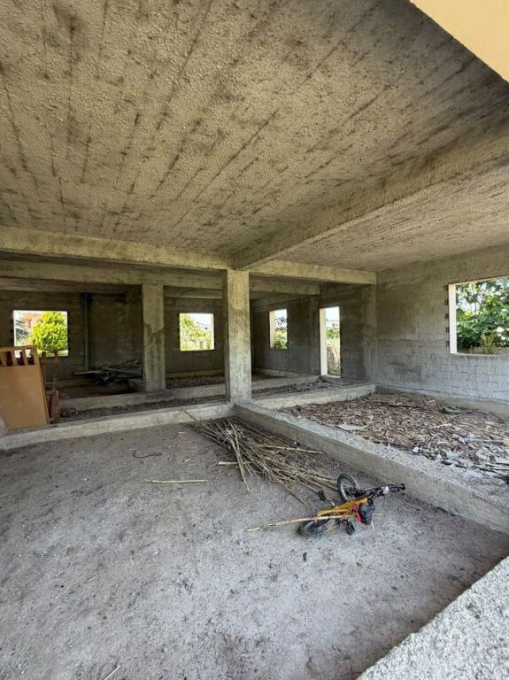 🏡 **Vilë 2-Katëshe për Shitje pranë Univers City**