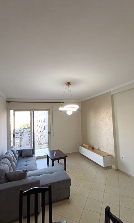 Përballë Deliorgjit jepet apartament me qera 1+1