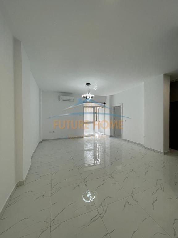 Affitto, Locale Commerciale, Comune di Parigi, Tirana. 800 €
