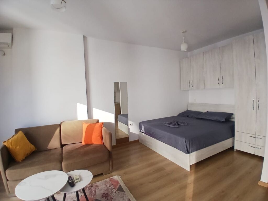 Gazoniere,pallat kat 7,rruge e dibres,370 mije leke
