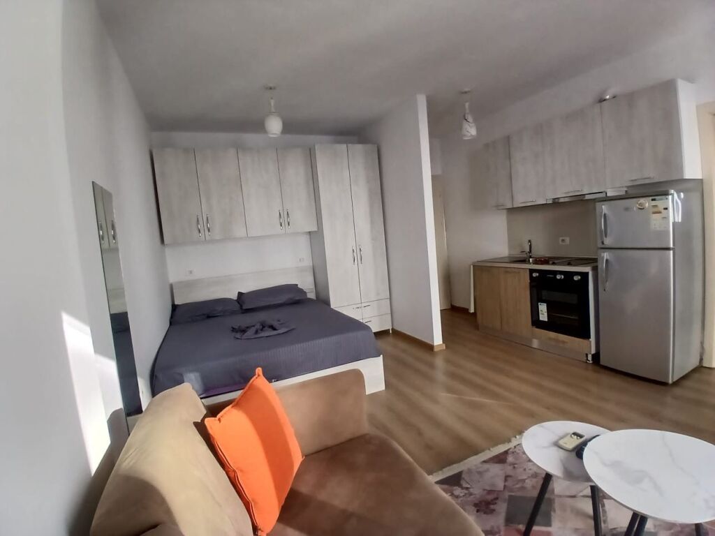 Gazoniere,pallat kat 7,rruge e dibres,370 mije leke