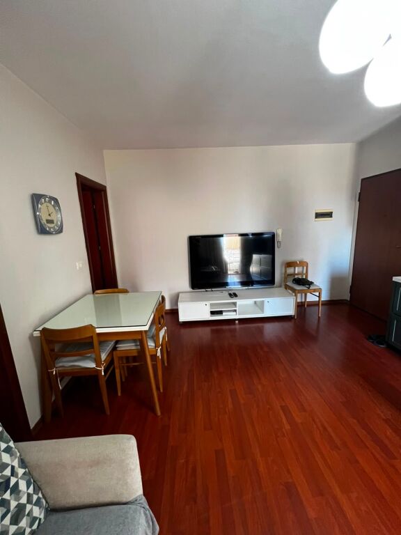 Rruga e Barrikadave, apartament 1+1 me qira