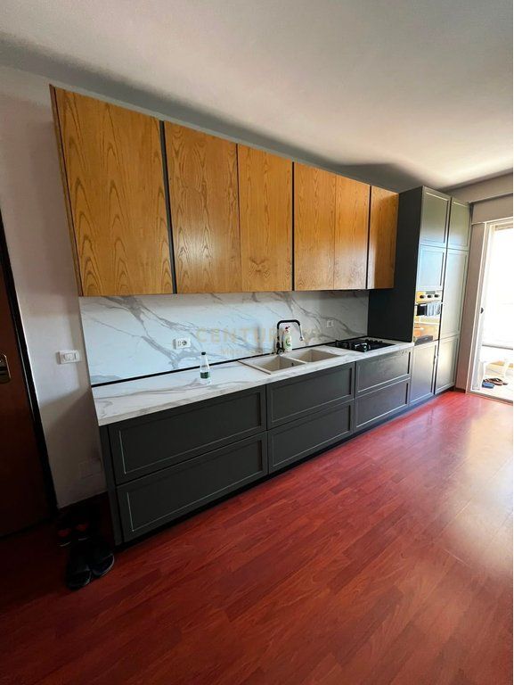 Rruga e Barrikadave, apartament 1+1 me qira 600 € /Muaj