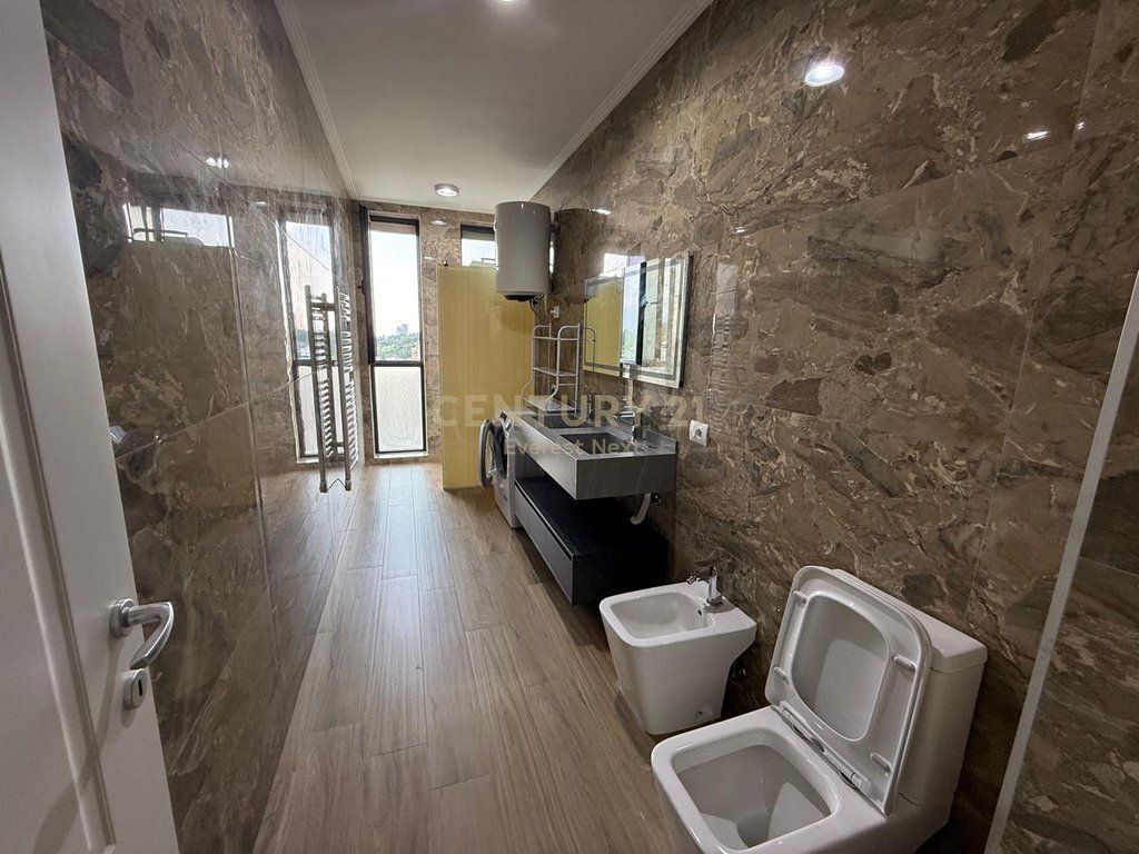 Shitet Apartament 2+1+2 me dy ballkone tek Oasis Lake Residence prane Vet Hospital !!!!!!!!