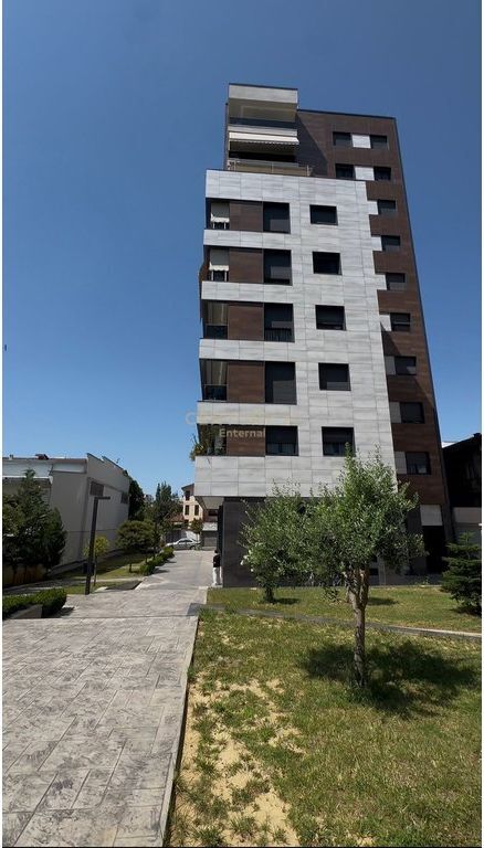 Pazari I Ri - Commercial Space for Rent 27m Floor 0 Building from 2025 Near the Red School