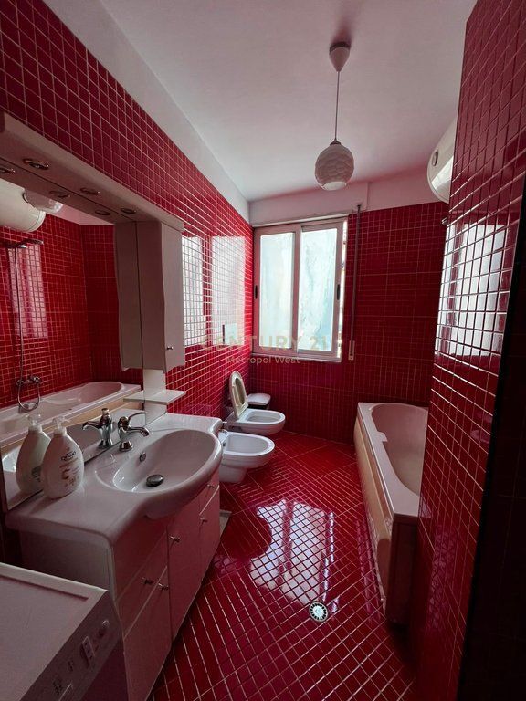 Rruga e Barrikadave, apartament 1+1 me qira 600 € /Muaj
