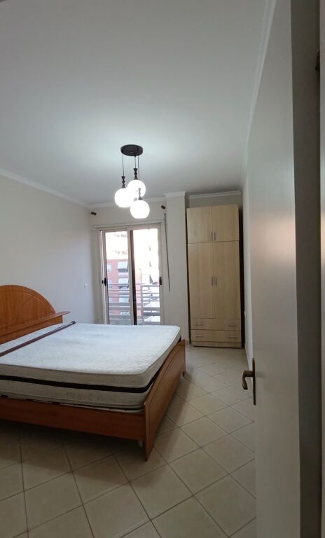 Përballë Deliorgjit jepet apartament me qera 1+1
