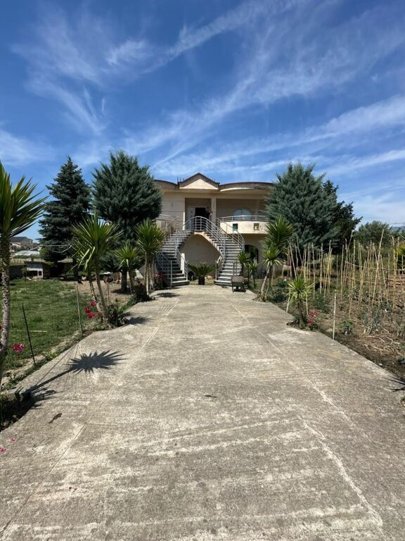 🏡 **Vilë 2-Katëshe për Shitje pranë Univers City**