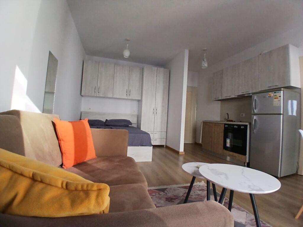 Gazoniere,pallat kat 7,rruge e dibres,370 mije leke