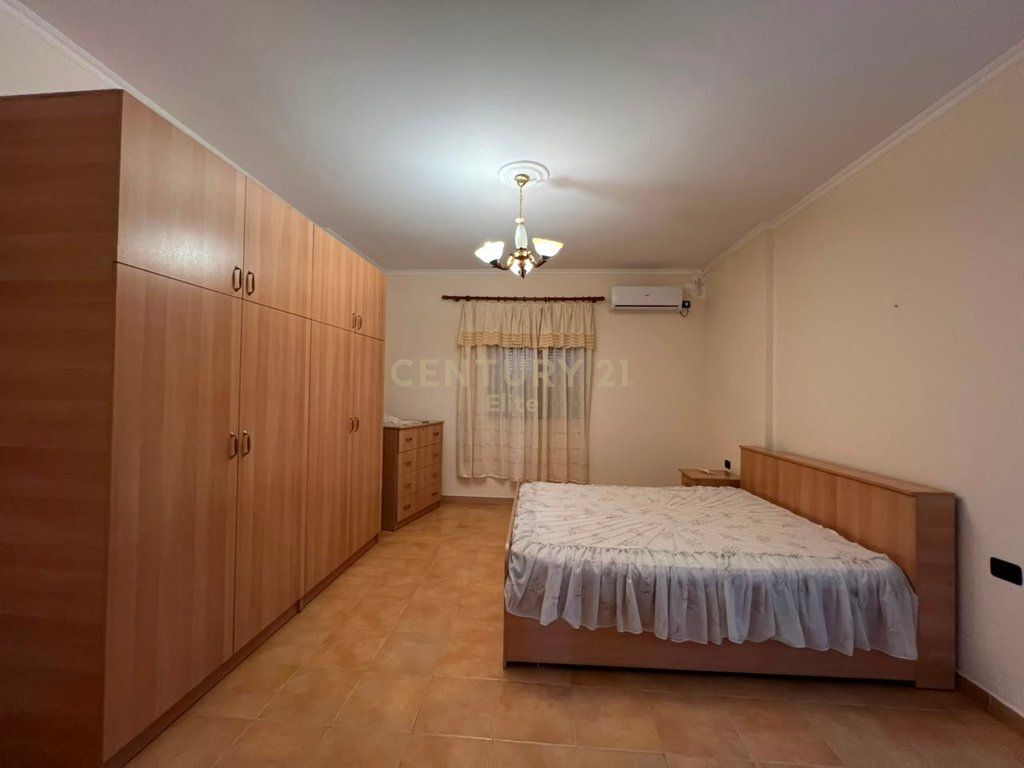 Jepet me qira apartament 2+1+2 ne Porcelan kat i dyte i nje vile! 550 € /Muaj