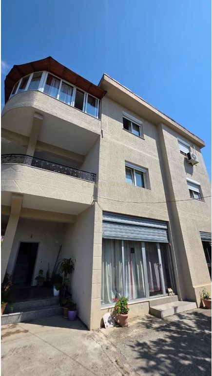 VILË 3-KATËSHE ME QIRA NË LAPRAKË – IDEALE PËR INSTITUCIONE, KLINIKA DHE QENDRA EDUKIMI!